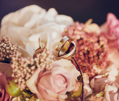 eheringe-mit-blumen eheringe-mit-blumen